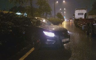 Xe đầu kéo hất Chevrolet văng lên dải phân cách trong cơn mưa
