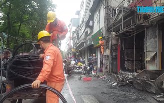 Cháy nổ khi thay bình gas trong quán ăn giữa Hà Nội, 2 người bỏng nặng