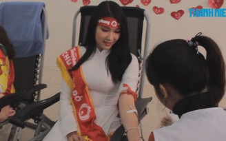 Trần Tiểu Vy tham gia hiến máu tình nguyện dịp Chủ nhật Đỏ