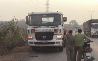 Người dân truy đuổi xe container cán chết người rồi bỏ chạy