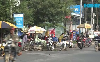 Hiểm họa tai nạn vì chợ bên hông đường Hồ Chí Minh