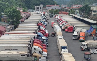 Xe chở nông sản xuất khẩu lại ùn tắc dài hàng cây số ở Lạng Sơn
