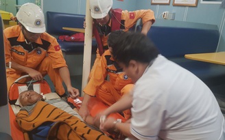 Cứu ngư dân bị chấn thương sọ não giữa biển trong đêm khuya