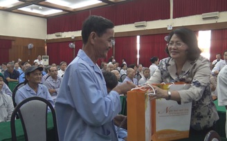 Phó Chủ tịch nước tặng quà tết cho bệnh nhân ung thư