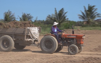 Hậu quả của việc nông dân ào ạt “cạo trọc” đất mặt ruộng đi bán