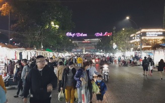 Chợ đêm Đà Lạt tấp nập người nhưng nhiều du khách không đeo khẩu trang