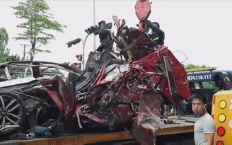 Kinh hoàng xe container “nghiền nát” ô tô con đang dừng đèn đỏ, 3 người chết tại chỗ