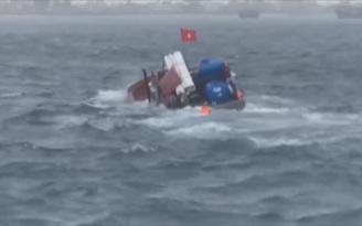 Cận cảnh tàu hàng chìm dần, 5 người nhảy xuống biển được cứu kịp lúc