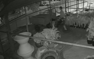 Cận cảnh trộm đột nhập cửa hàng rau an toàn Hải Nông lấy mất xe ba gác máy