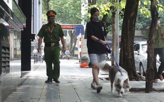 Vẫn dắt chó đi dạo, cà phê vỉa hè ngày Hà Nội giãn cách chống Covid-19