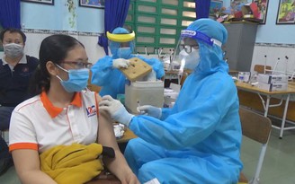 Người Mỹ “cảm thấy may mắn” vì được tiêm vắc xin Covid-19 ở Việt Nam