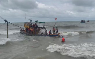 Ảnh hưởng bão Conson: sóng lớn đánh chìm tàu cá trên biển Kiên Giang