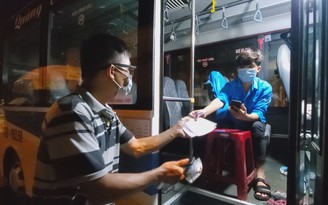 Né bão số 5 trên xe buýt, áo xanh tình nguyện quyết bám chốt kiểm dịch xuyên đêm