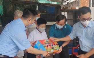 Trao gói bảo trợ cho 27 em học sinh mồ côi do Covid-19 ở Đồng Nai