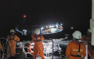Cứu 11 ngư dân cùng tàu cá trôi dạt trên biển trong sóng to gió lớn