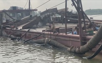 Bắt 14 tàu cùng hàng chục thuyền viên ngang nhiên khai thác cát lậu trên sông Hồng