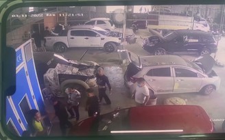 Chủ garage ô tô cùng 2 nhân viên bị nhóm người đánh đập không thương tiếc