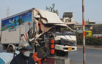 Tai nạn liên hoàn trên QL1, xe tải tông văng dải phân cách, lao vào nhà dân