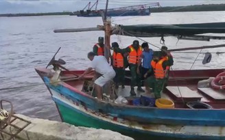 Vượt sóng to, gió lớn cứu kịp lúc người đàn ông gặp nạn trên biển