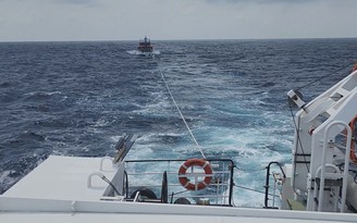 Cứu tàu cá cùng 3 ngư dân giữa sóng gió khắc nghiệt ở Hoàng Sa
