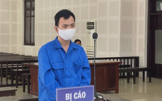 Phóng dao chọc tiết lợn thấu ngực hàng xóm vì nghĩ rằng mình bị vu oan