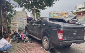Xe bán tải “đại náo” đường phố Gò Vấp, tông 3 xe máy
