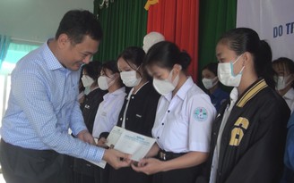 Học bổng Nguyễn Thái Bình đến với học sinh nghèo trên huyện đảo Lý Sơn