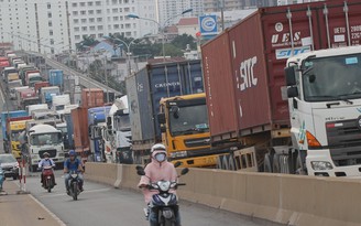 Người dân TP.HCM nơm nớp lo sợ tai nạn giao thông khi qua cầu Phú Mỹ