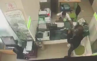 Cận cảnh thanh niên cầm vật giống súng cướp ngân hàng Vietcombank ở Đồng Nai Cận cảnh thanh niên cầm vật giống súng cướp ngân hàng Vietcombank ở Đồng Nai