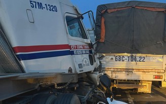 Tai nạn liên hoàn trên cao tốc Trung Lương - Mỹ Thuận, tài xế xe tải chết trong cabin