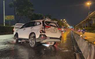 Toyota Rush tông văng dải phân cách, “đại náo” trên Xa lộ Hà Nội