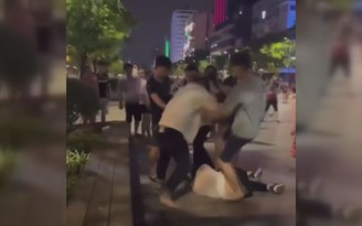 Xôn xao đoạn phim 2 thanh niên bị đánh hội đồng trên phố đi bộ Nguyễn Huệ