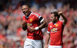 Depay ăn mừng quá lố khi Walker đá phản lưới nhà