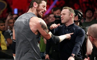 VIDEO: Rooney tát vào mặt võ sĩ WWE vì bị sỉ nhục trước mặt con