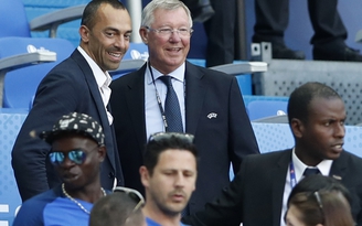 Xúc động cảnh Sir Alex chờ để chúc mừng Ronaldo