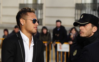 Neymar tâng bóng thua ông chủ Facebook