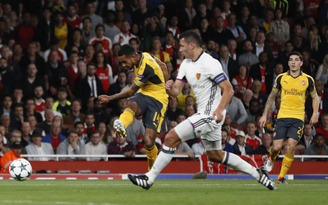 Walcott tỏa sáng, Arsenal thắng dễ Basel