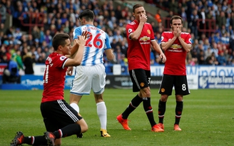 M.U thua trận đầu ở Premier League và bị Man City tạo khoảng cách 5 điểm