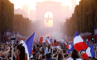 Cổ động viên Pháp ăn mừng tới bến, nhiều nơi nổ ra bạo lực