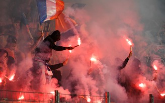 Ligue 1: Bóng đá Pháp lại đau đầu vì khán giả làm loạn