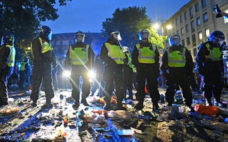 CĐV đụng độ cảnh sát sau khi tuyển Anh thua trận chung kết EURO 2020