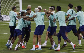 World Cup 2022: Tuyển Brazil ‘tung hoả mù’ trong buổi tập đầu tiên ở Qatar