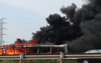 Xe khách 47 chỗ bốc cháy dữ dội trên cao tốc Pháp Vân - Cầu Giẽ