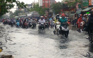 Sài Gòn mới mưa đầu mùa đã ngập