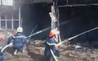 Một nhà hàng cháy lớn, Quốc lộ 5 ùn tắc