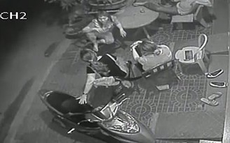 Video: Dã man cảnh 2 thanh niên tạt axit vào mặt nạn nhân