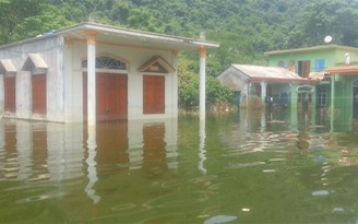 Xã đảo Hải Phòng ngập sâu, cứu trợ phải chèo xuồng 3 km