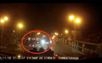 [VIDEO] Hiện trường taxi 'điên' đâm hàng loạt xe, tài xế nhảy cầu vượt Thái Hà