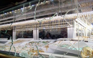 Dùng búa cướp tiệm vàng trong 30 giây