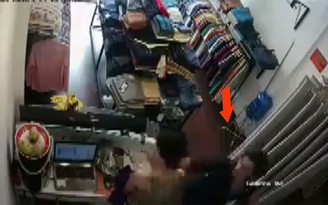 [VIDEO] Giả mua hàng, táo tợn đánh nữ nhân viên để cướp ở Sài Gòn